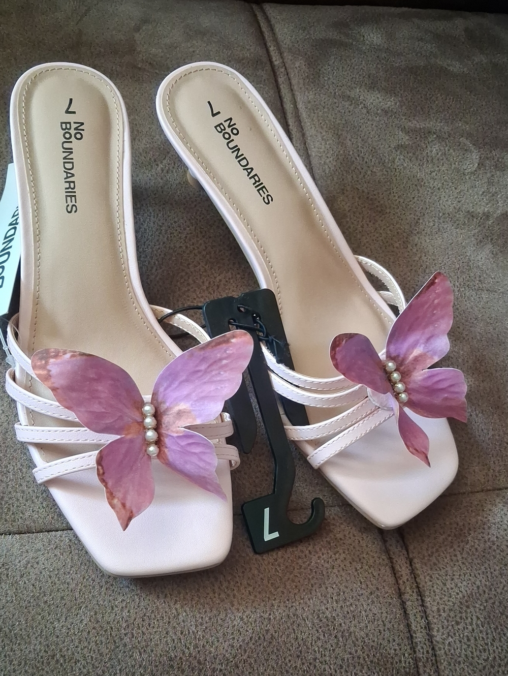 No Boundaries Light Pink Butterfly Patent Vinyl Slide Sandals Size 7
